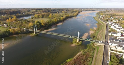 Pont enjambant la Loire entre Les Rosiers sur Loire et Gennes , Maine et Loire photo