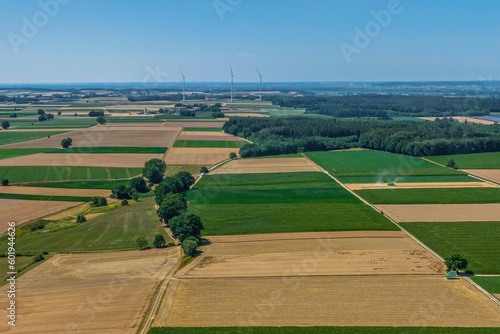Landwirtschaftliche Nutzfl  chen auf der schw  bisch-bayerischen Hochebene bei Allmannshofen