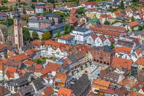 Ausblick auf demn Marktplatz und die Innenstadt von Tauberbischofsheim aus der Luft 