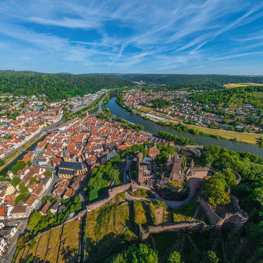 Das bezaubernde Wertheim an Main und Tauber im Luftbild, im Vordergrund die historische Burganlage
