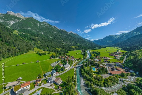 Ausblick auf das idyllisch gelegene Häselgehr im Naturpark Tiroler Lechtal 