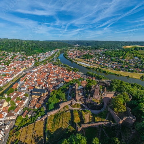 Das bezaubernde Wertheim an Main und Tauber im Luftbild, im Vordergrund die historische Burganlage 