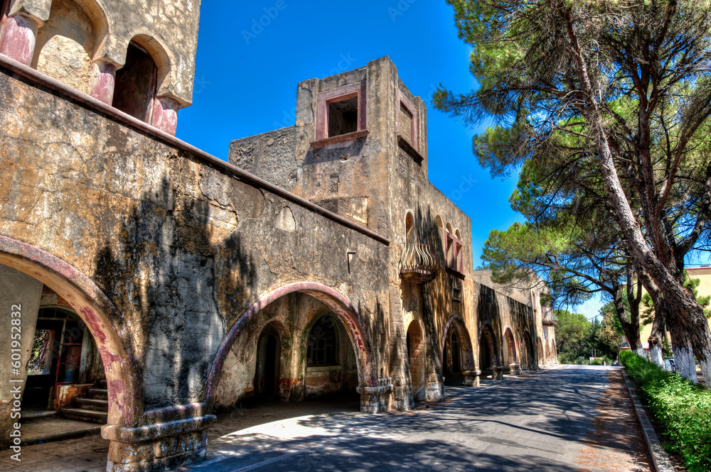 Fototapeta premium Die Fassade eines baufälligen, verlassenen Hauses, des Eleousa Sanatoriums auf der grischischen Insel Kreta