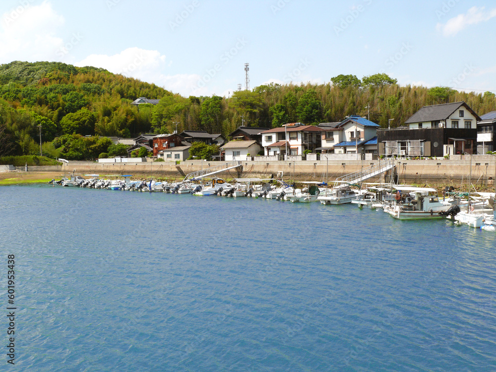 日本の漁港全景。
住宅地区と堤防、係留されたボート。
