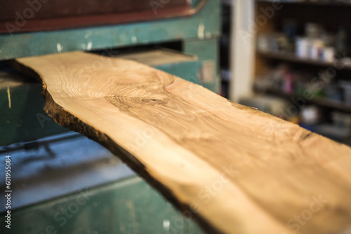 Deska w stolarni, przed heblowaniem.