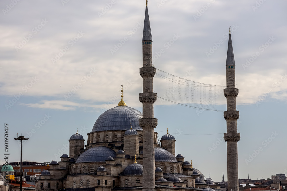 Fototapeta premium 17-04-2023 Istanbul-Turkey: Eminonu Yeni Mosque in Istanbul City