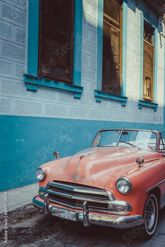 Old American car in the historic streets of Havana in Cuba © Nicolas VINCENT