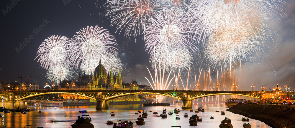 Obraz premium Fireworks in Budapest over Margaret bridge and Parliament