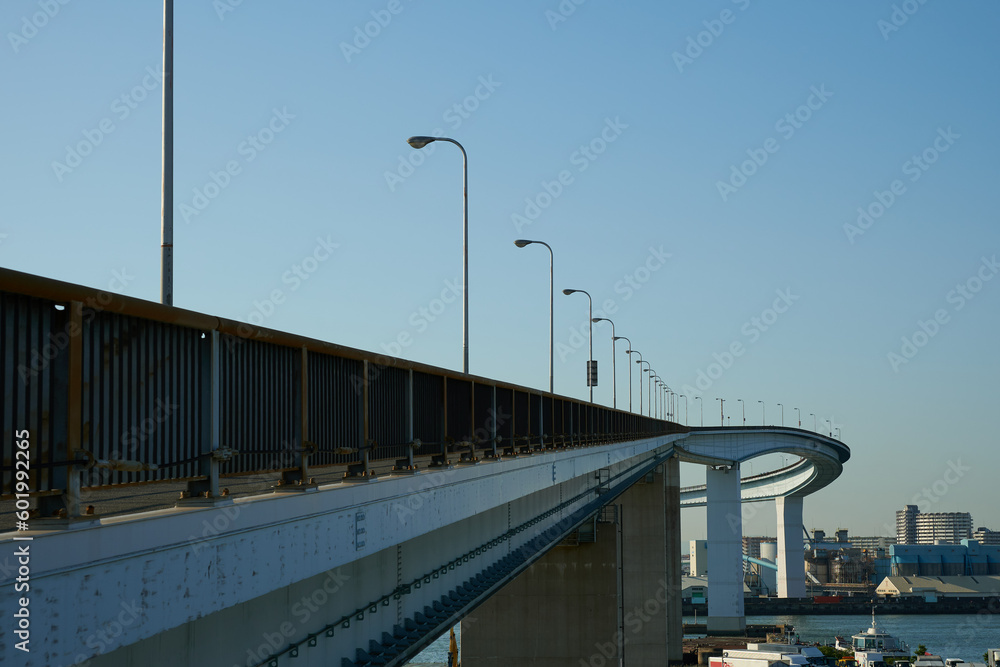 青空に伸びる大阪の港にかかる背の高い橋