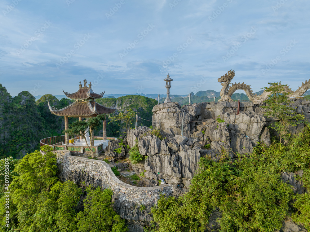 Obraz premium Architecture of Mua Cave travel destination in Tam Coc, Ninh Binh, Vietnam. Popular destination.