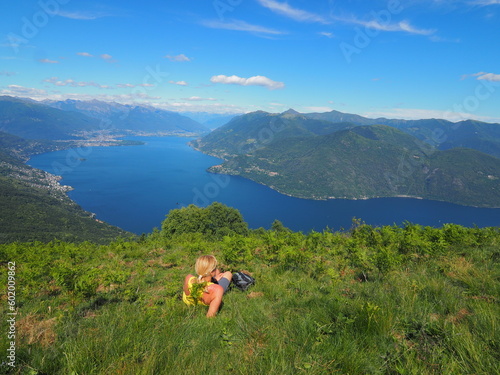Frau genießt den Blick auf Lago Maggiore photo