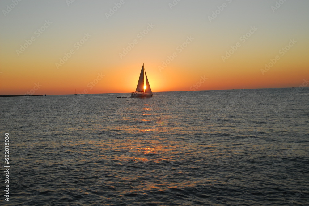 Segelboot mit Sonnenuntergang