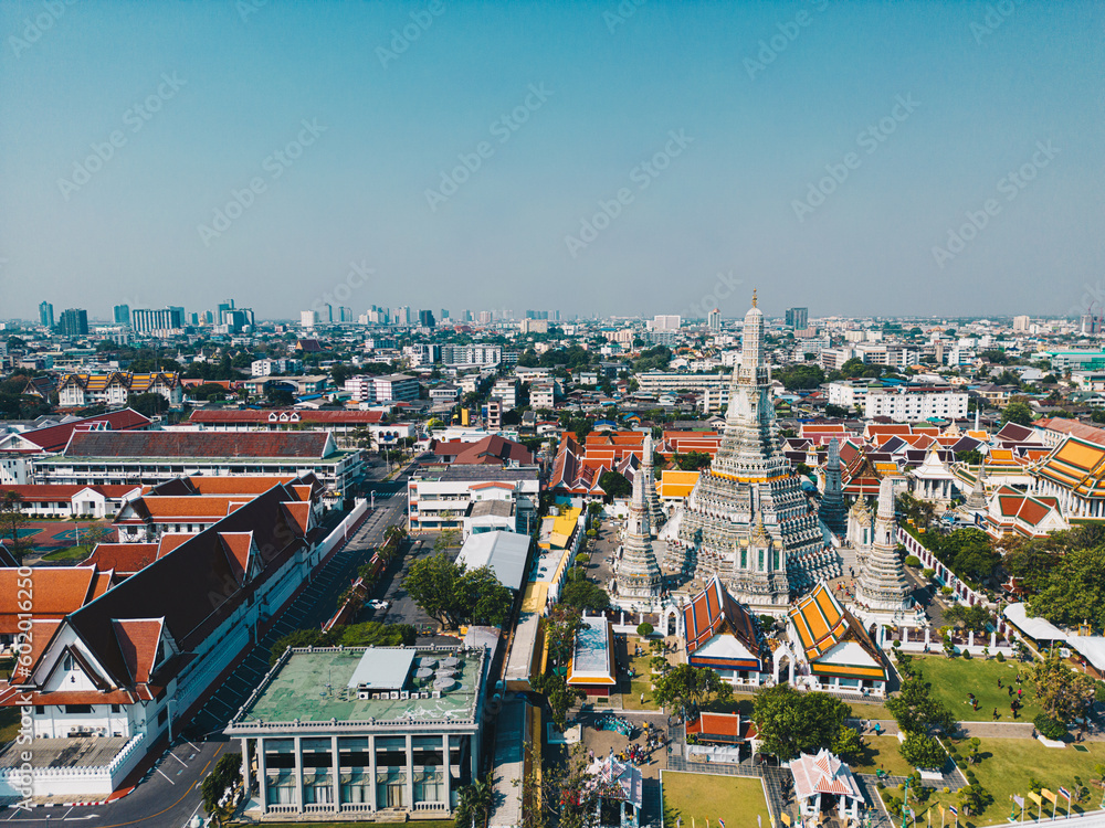 Obraz premium Wat Arun Ratchawararam Ratchawaramahawihan or Temple of dawn is a Buddhist temple