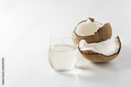ココナッツ　白背景イメージ