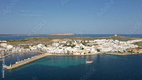 survol du village de Fornells au nord de l'île de Minorque dans l'archipel des Baléares Espagne 