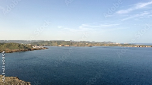 survol du village de Fornells au nord de l'île de Minorque dans l'archipel des Baléares Espagne 