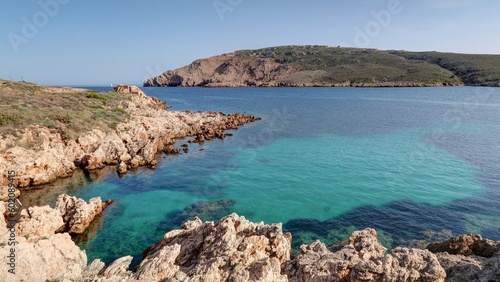 survol du village de Fornells au nord de l'île de Minorque dans l'archipel des Baléares Espagne 