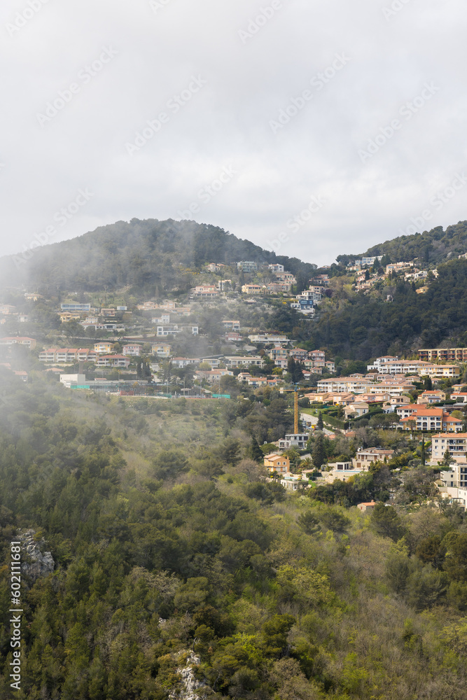 Fototapeta premium Vallon de l'Ibac à Eze sous les nuages bas