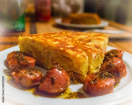 Tortilla de patatas con chorizo criollo
