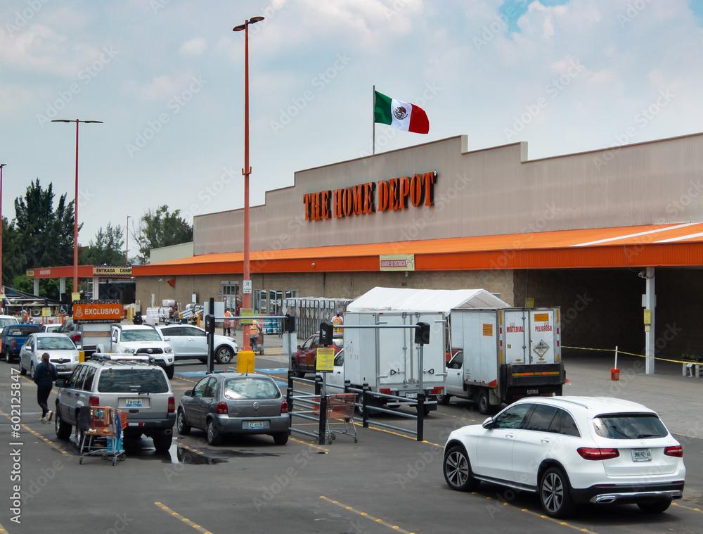 Foto de Guadalajara Jalisco, Mexico - July 14, 2021: exterior facade of - The Home Depot En Guadalajara Jal Mexico