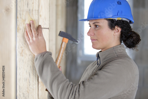 Quadro em tela woman builder hammering a wall