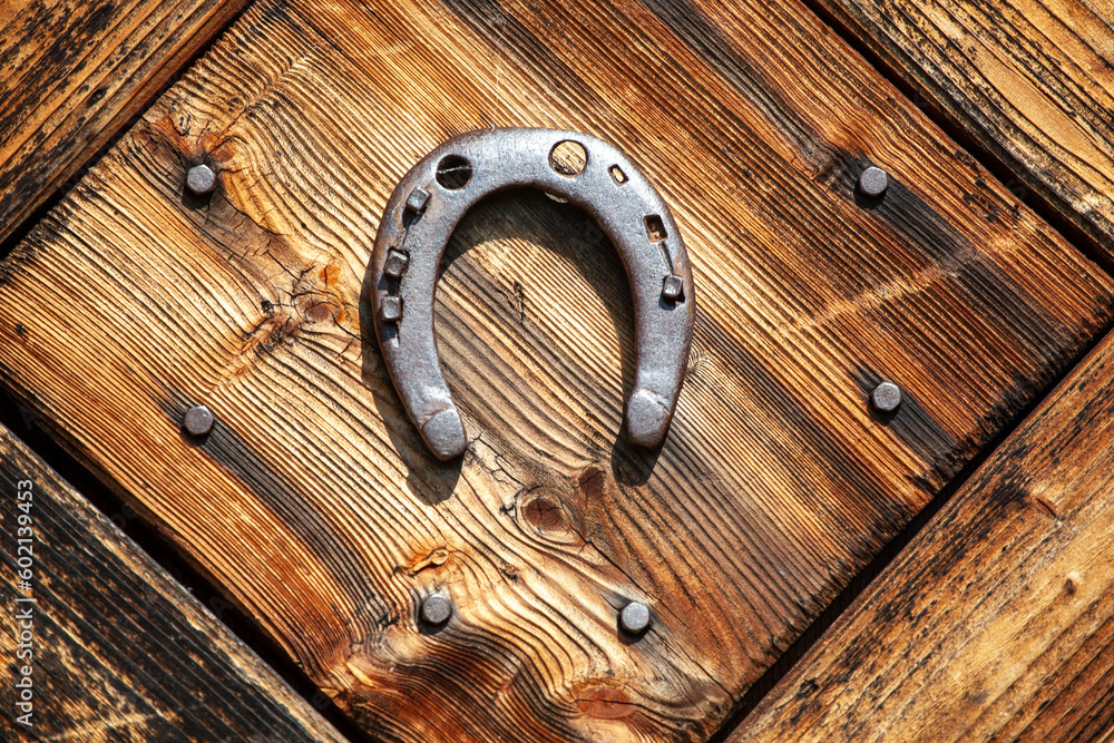 Fototapeta premium Bacówka w Ochotnicy Dolnej. Podkowa zawieszona na drewnianych drzwiach. 