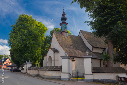 Kacwin i okolice - Bacówka i krajobraz Spiszu. Budynek kościoła pośród drzew.