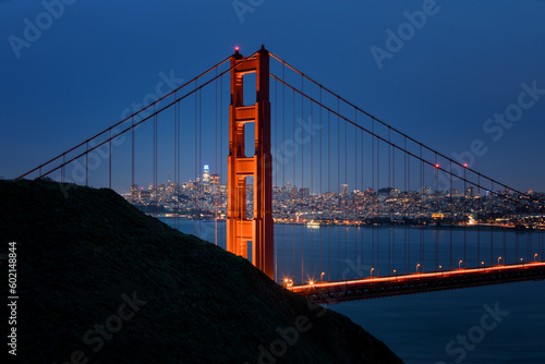 Blick über die Golden Gate Bridge auf San francisco am Abend