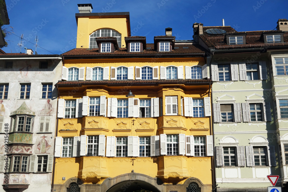 Obraz premium Bozen historische Fassade am Rathausplatz