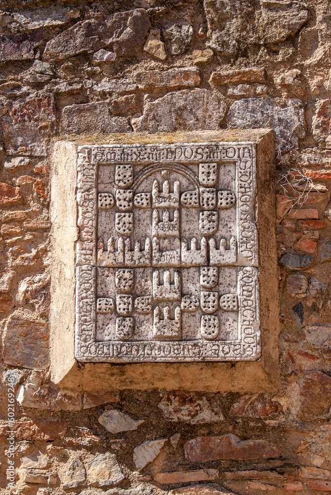Antigua placa medieval conmemorativa sobre la construcción de un castillo en España.