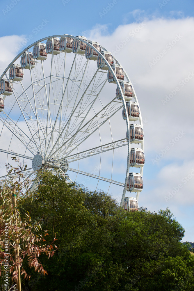 Fototapeta premium ferris wheel on a sunny day
