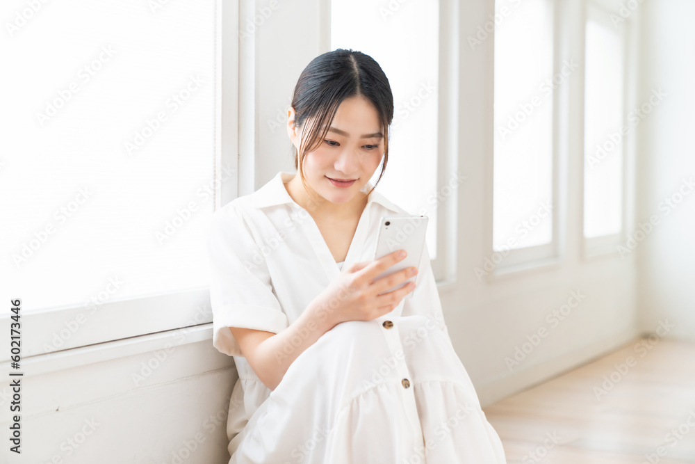 スマホを見る女性