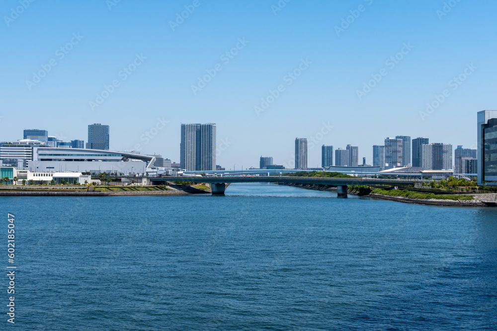 東京レインボーブリッジから望む都市風景