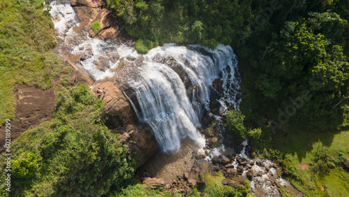 Ponto de vista do drone de uma cachoeira alta em Minas Gerais  Brasil.