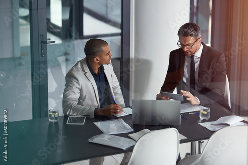 Foto Planning, tablet and business men meeting, advice and consulting for financial help, discussion or review in office
