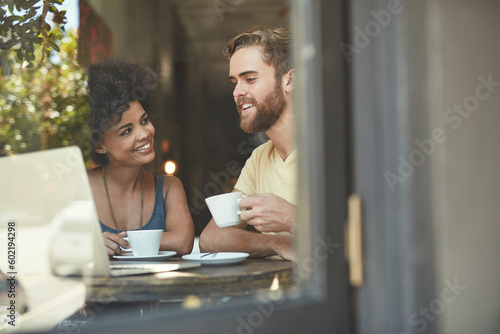 Fotografía Restaurant window, coffee and happy people, couple of friends or customer talking, speaking and on Valentines Day date