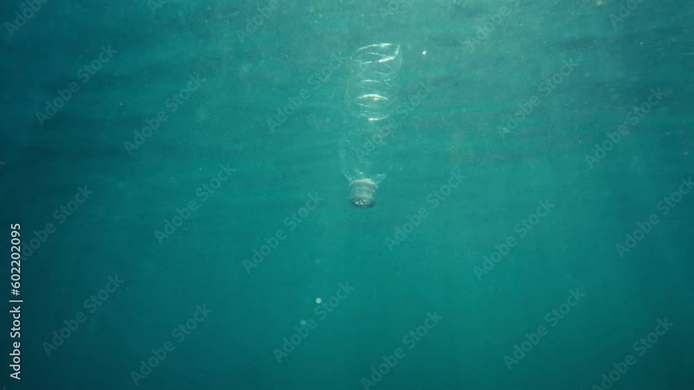 海面に浮くペットボトル 海面に浮くペットボトル