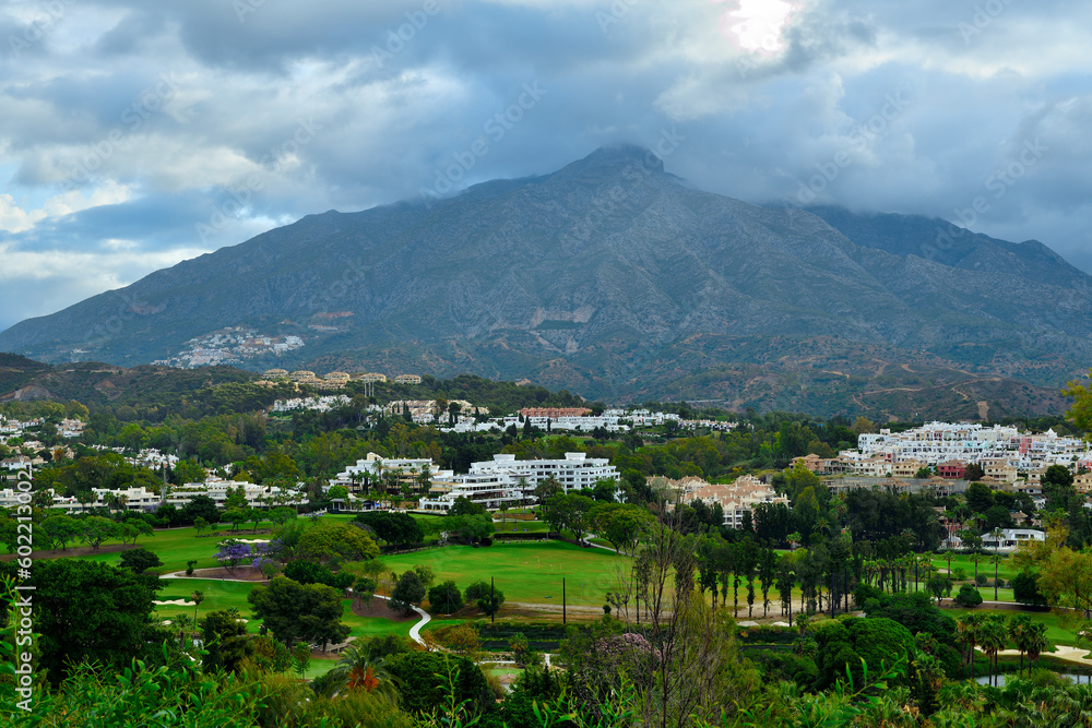 campo de golf  en Marbella con montaña al fondo y cielo azul