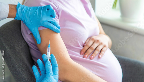 Foto A pregnant woman makes a vaccination. Selective focus.