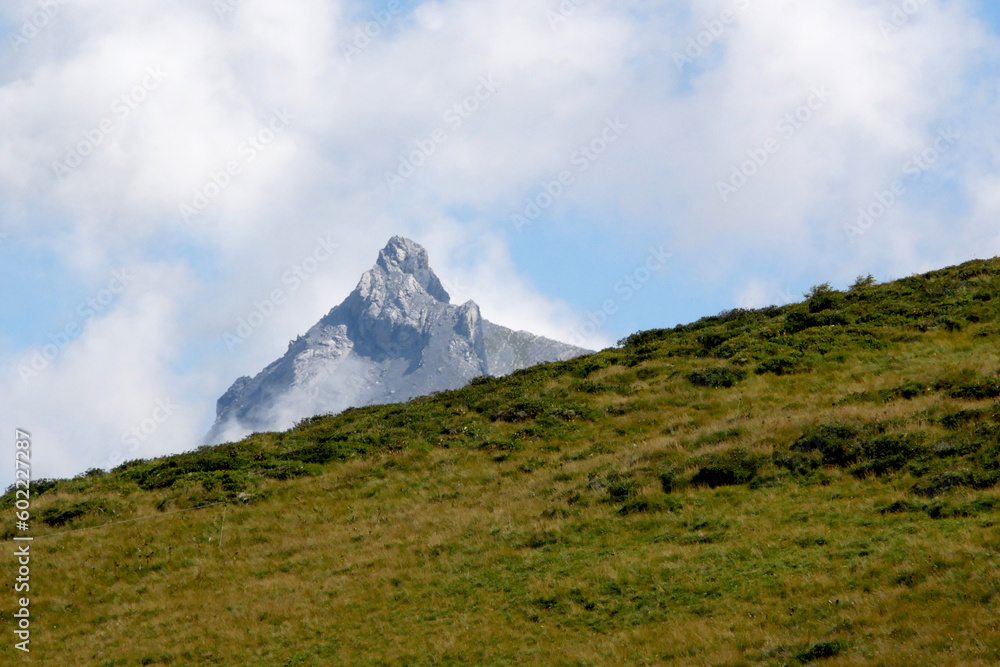 Naklejka premium mountain peak behind a mountain slope 