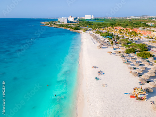 Fotografi Eagle Beach Aruba, Palm Trees on the shoreline of Eagle Beach in Aruba, a aerial