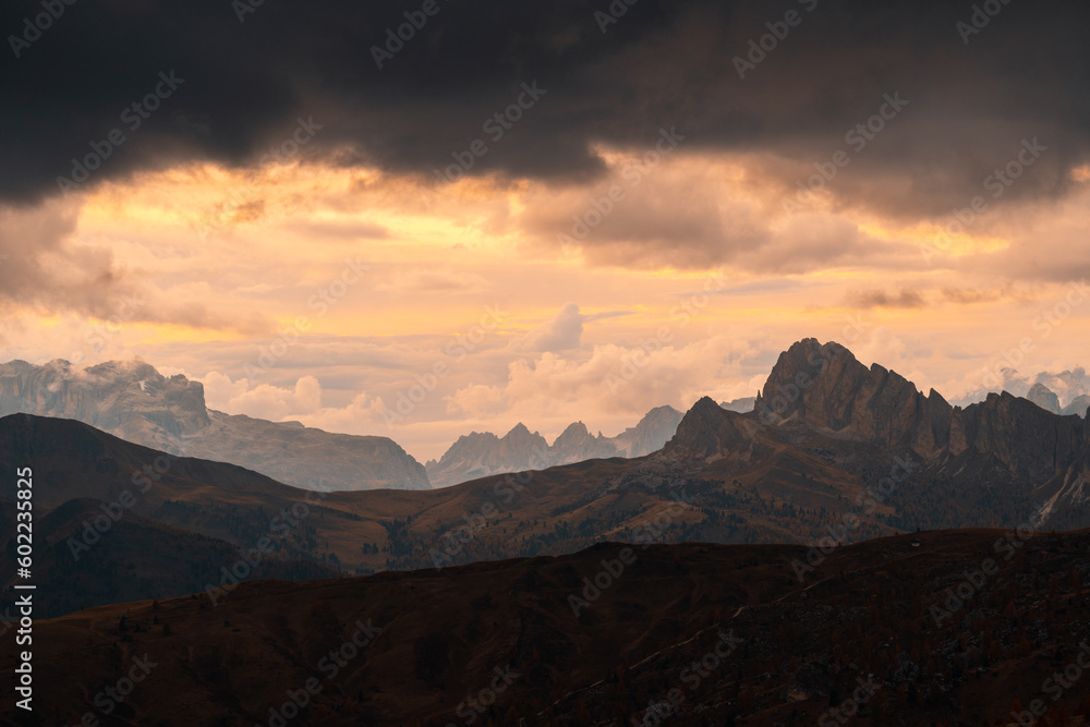 Epischer Sonnenuntergang beim Passo Giao Dolomiten