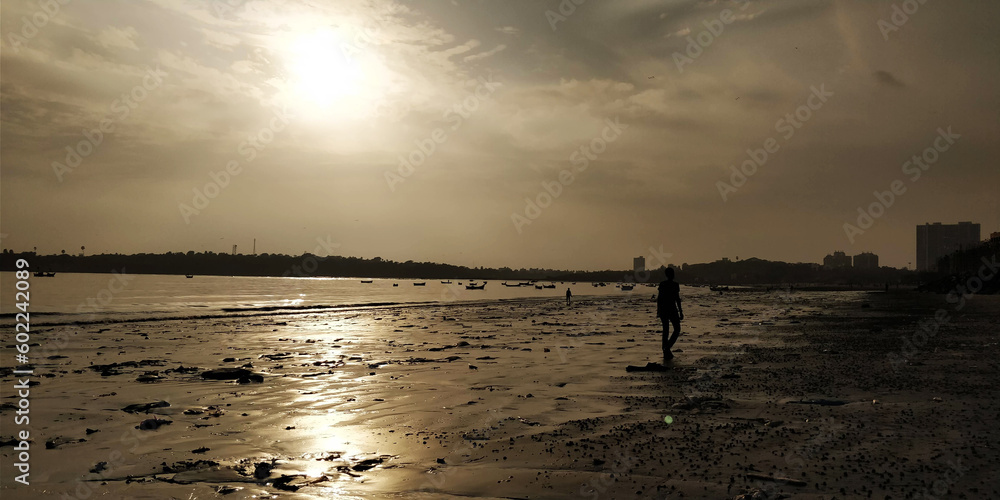 Fototapeta premium sunset on the Mumbai Versova beach