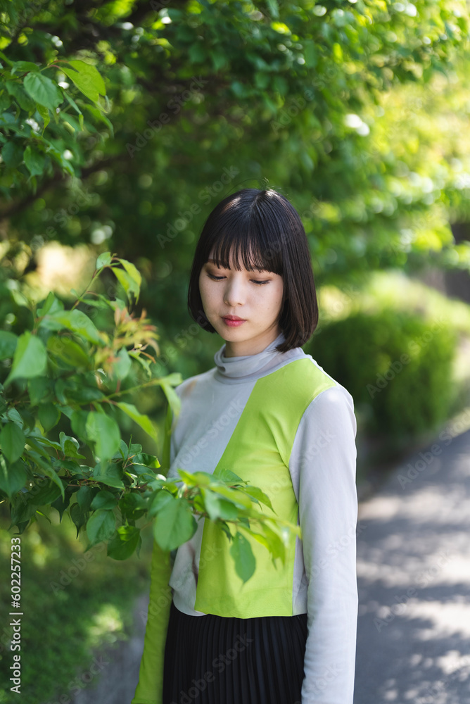 新緑と女性 新緑と女性