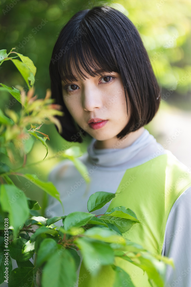 新緑と女性 新緑と女性