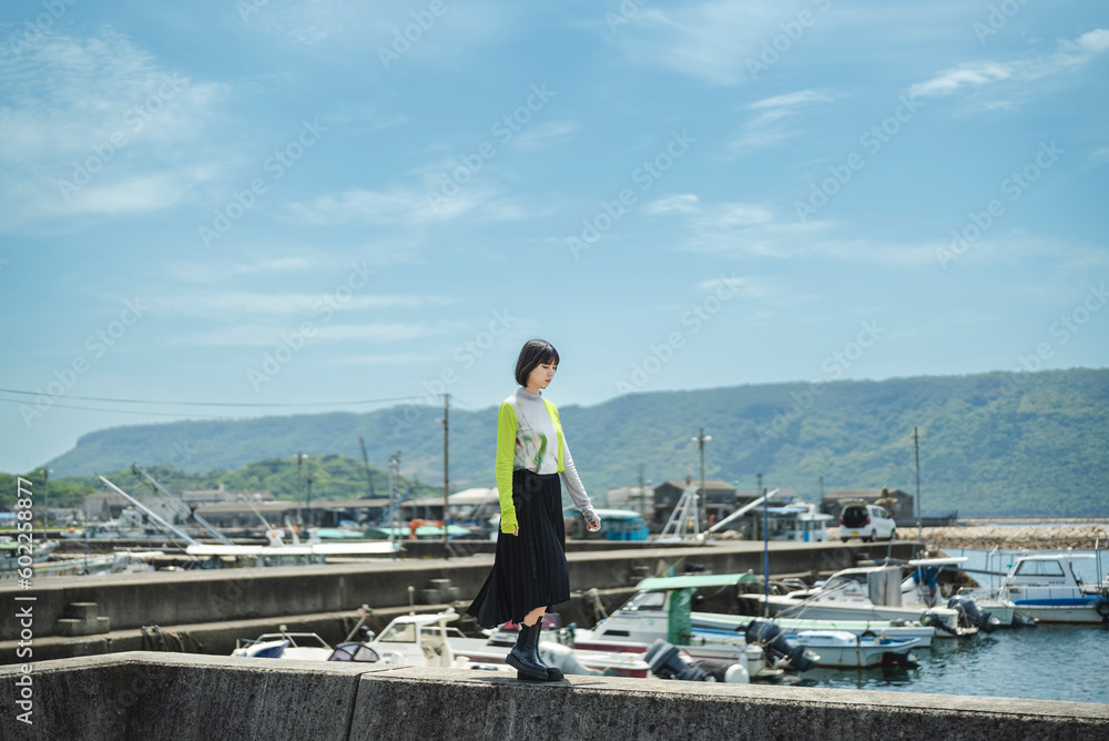 港町を旅する女性 港町を旅する女性
