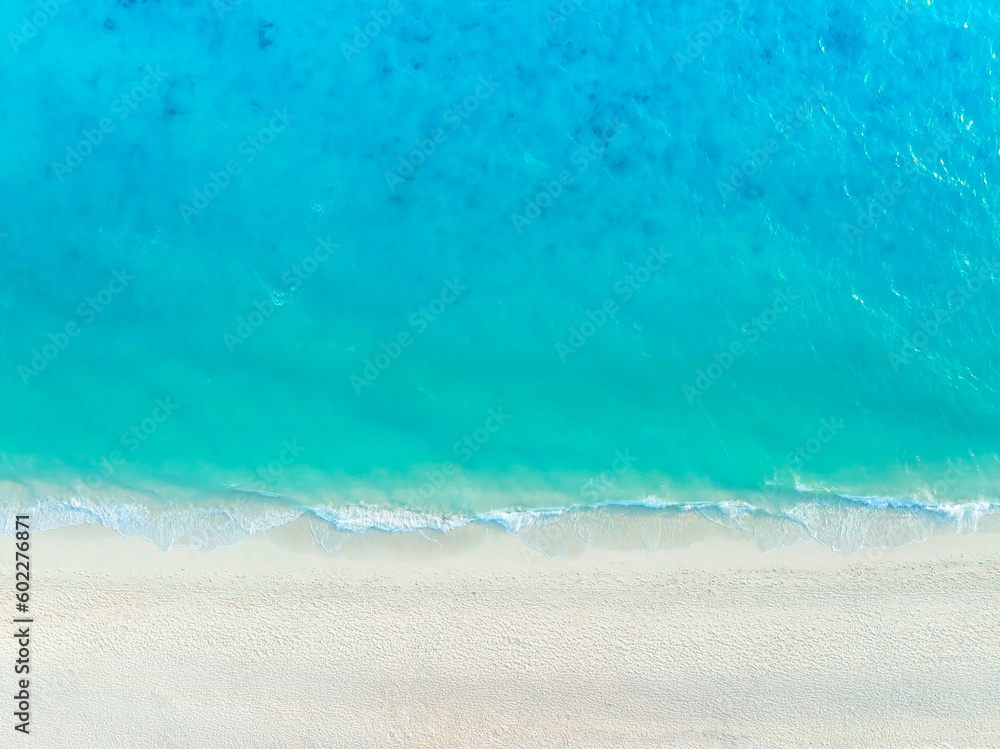 Obraz premium Aerial view with beach in wave of turquoise sea water shot, Top view of beautiful white sand background