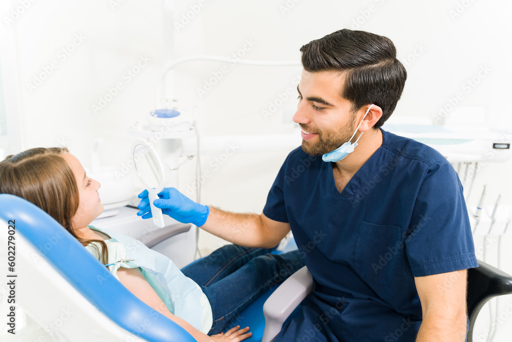 Obraz premium Little kid at the pediatric dentist getting a dental treatment