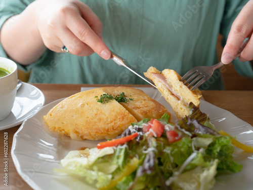 モーニングを食べる光景
