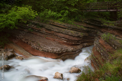 splendido canyon con lunga esposizione sull'acqua che corre nel mezzo